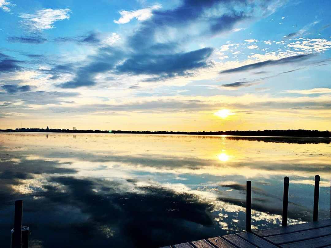 Sunset di Danau Monona / Ig @priestesssphx