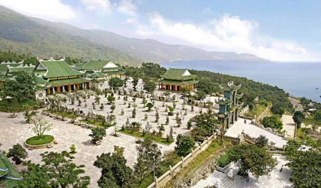 Suasana sekitar Pagoda Linh Ung