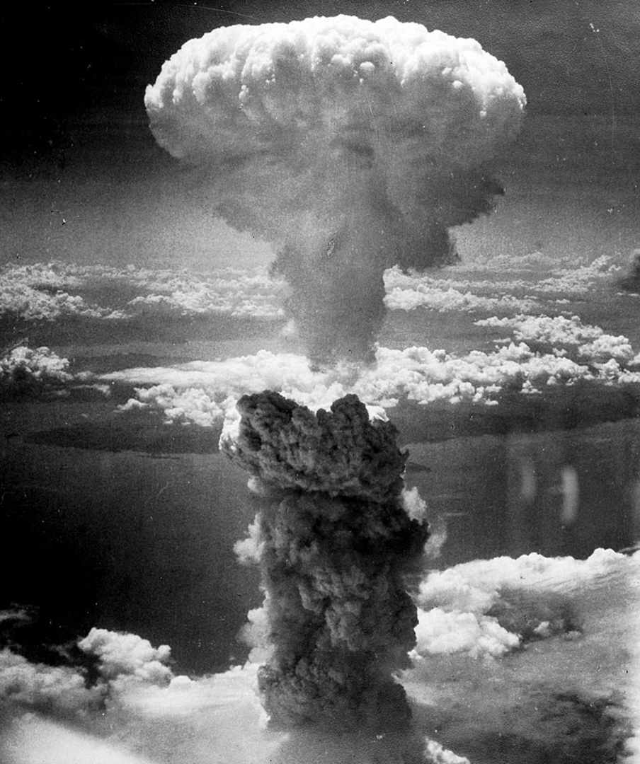 Atomic bomb explosion cloud over Nagasaki on August 9, 1945 / Wikipedia