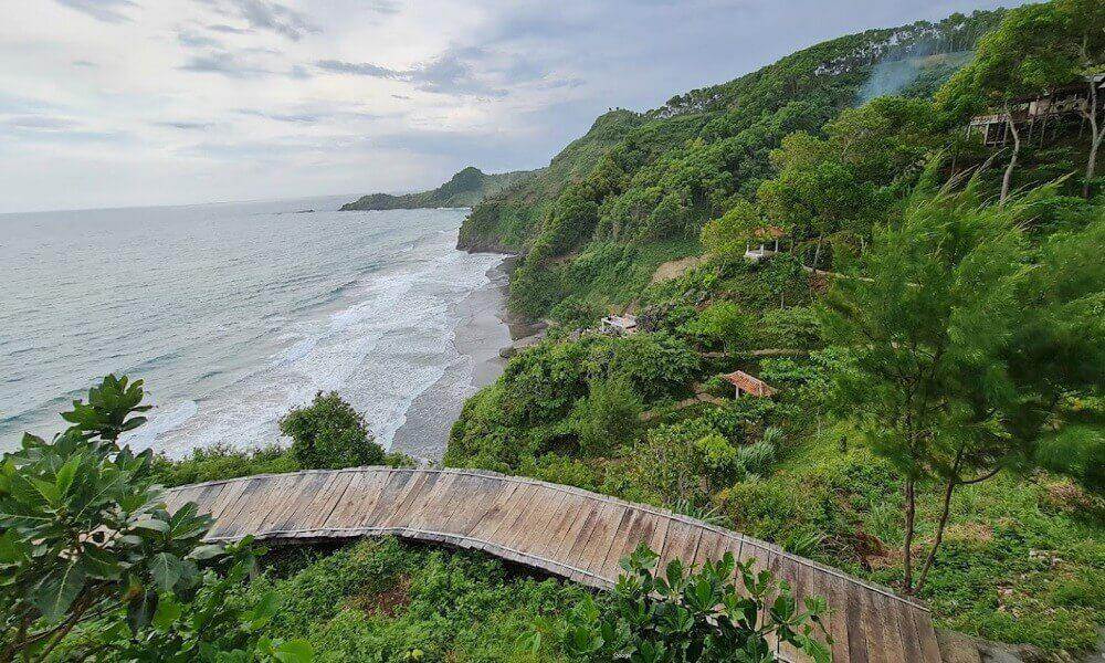 Pantai Surumanis: Pesona Wisata Tersembunyi di Kebumen
