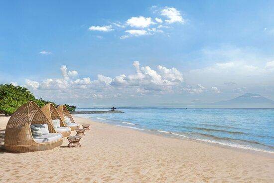 Pantai Mengiat Nusa Dua: Wisata Tenang dengan Fasilitas Mewah