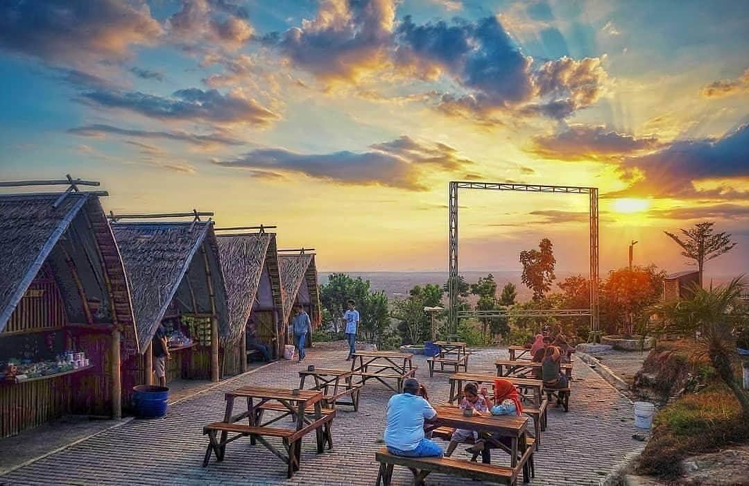 Puncak Sosok: Wisata Alam dengan Sunset Indah di Bantul