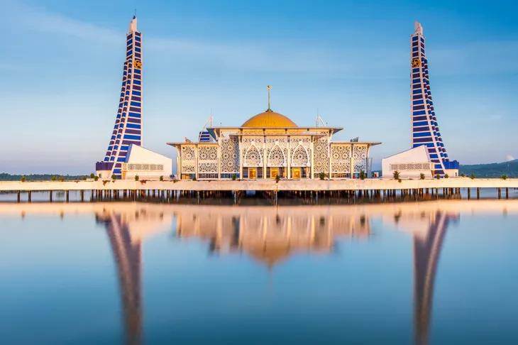 Masjid Al-Alam Kendari, Tempat Ibadah Terapung yang Ikonik