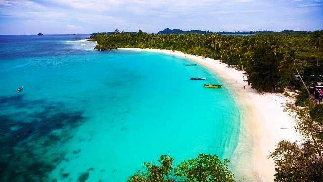 Pantai Oyama: Keindahan Laut Jernih di Banggai