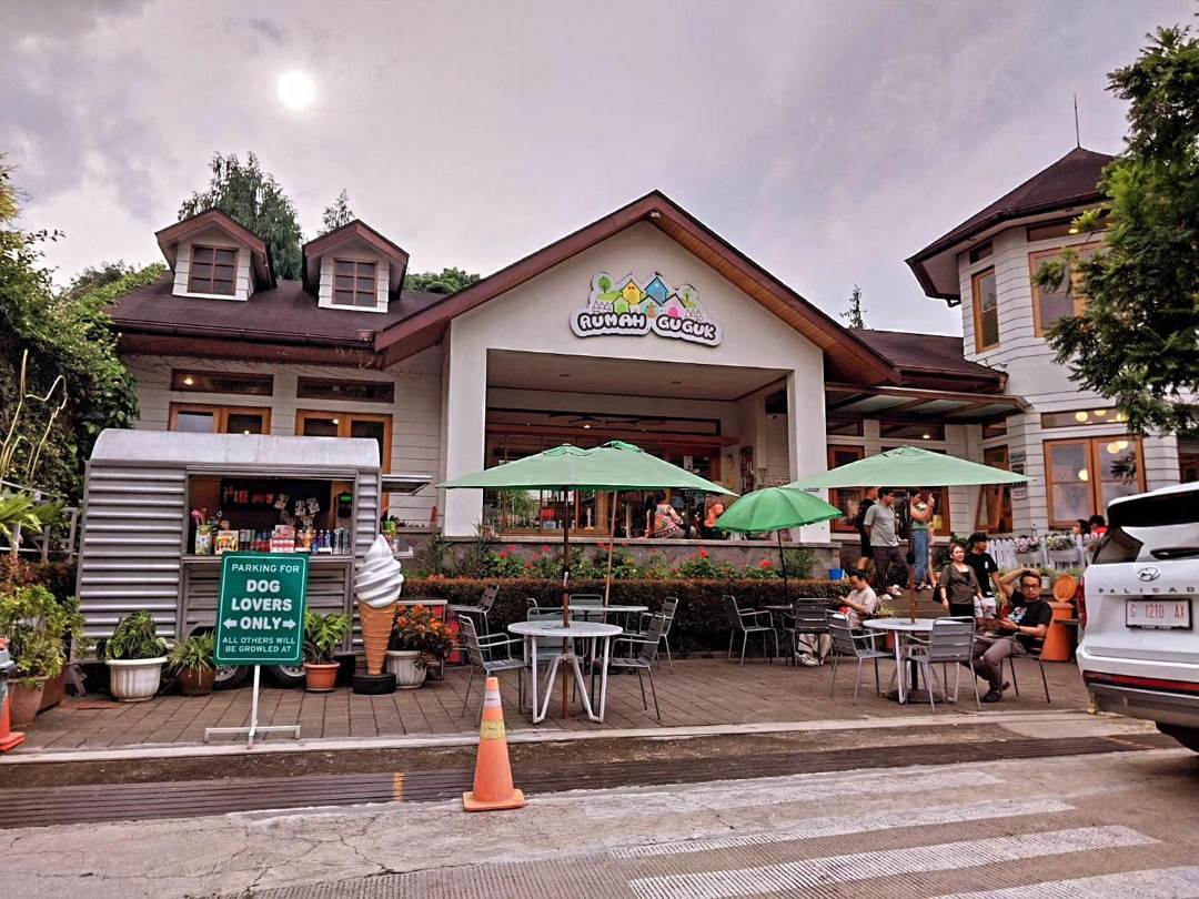 Rumah Guguk Bandung: Wisata Seru untuk Pecinta Hewan