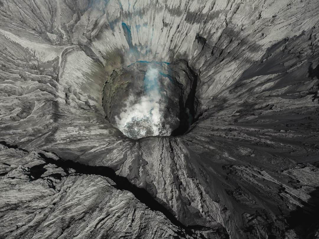 Daya Tarik Utama Kawah Gunung Bromo ( Ivan Hutomo Unsplash)