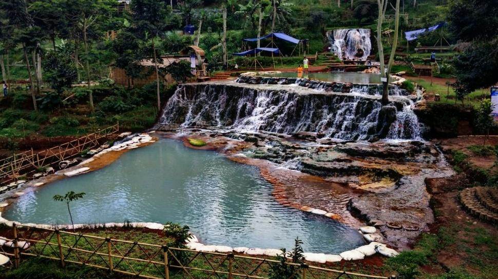 Curug Cipanas Nagrak: Pemandian Air Panas dan Camping