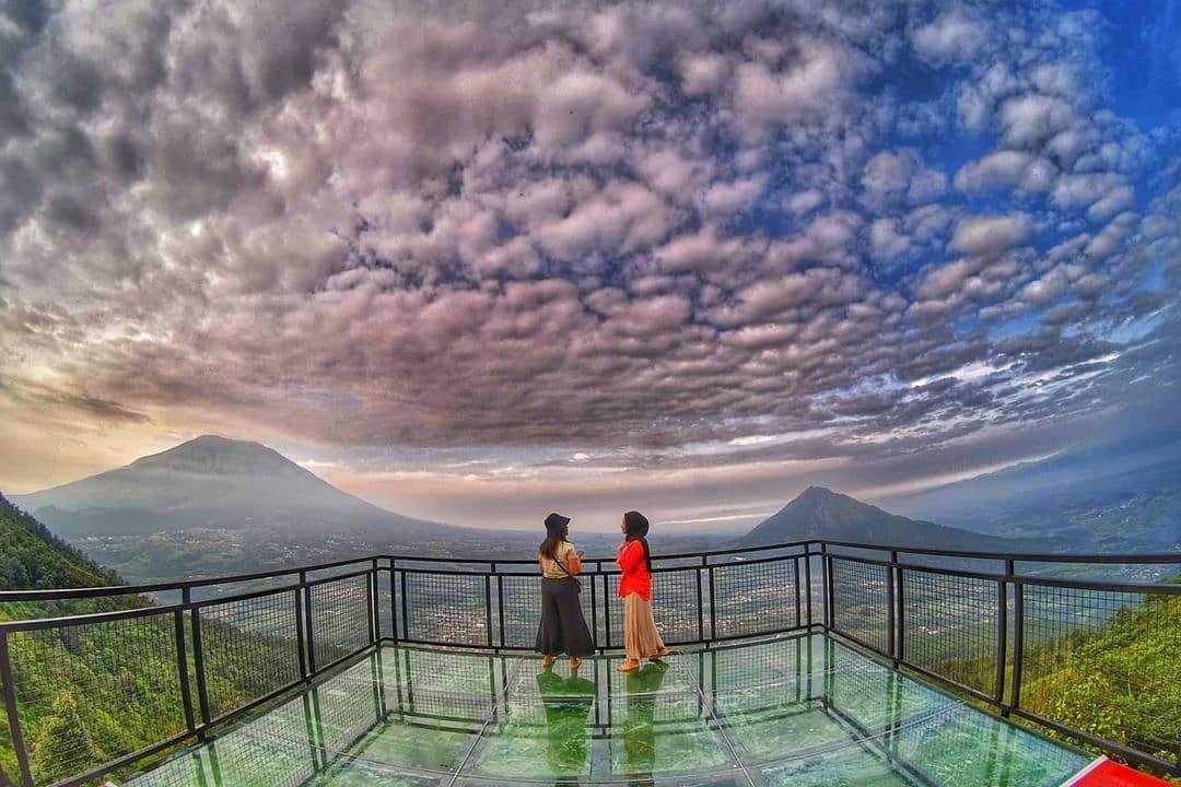 Awang-Awang Sky View: Wisata di Magelang dengan Spot Foto Kaca ( therenegade_7seven Instagram)