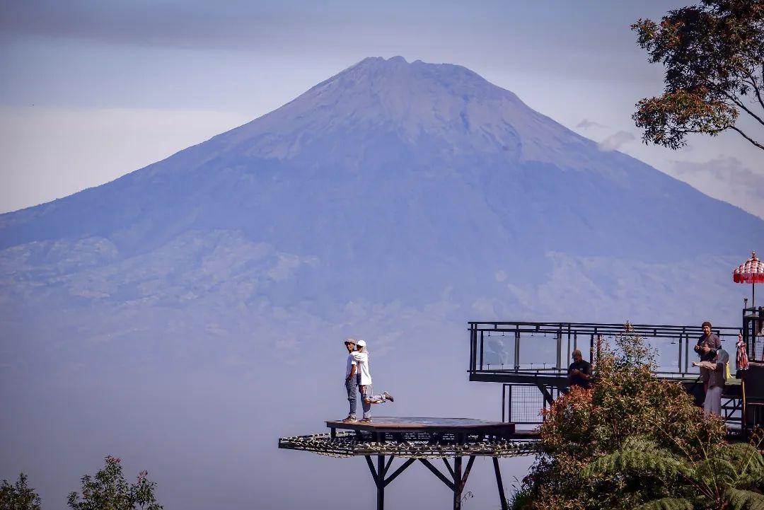 Daya Tarik Awang-Awang Sky View Magelang ( heri_nunuk Instagram)