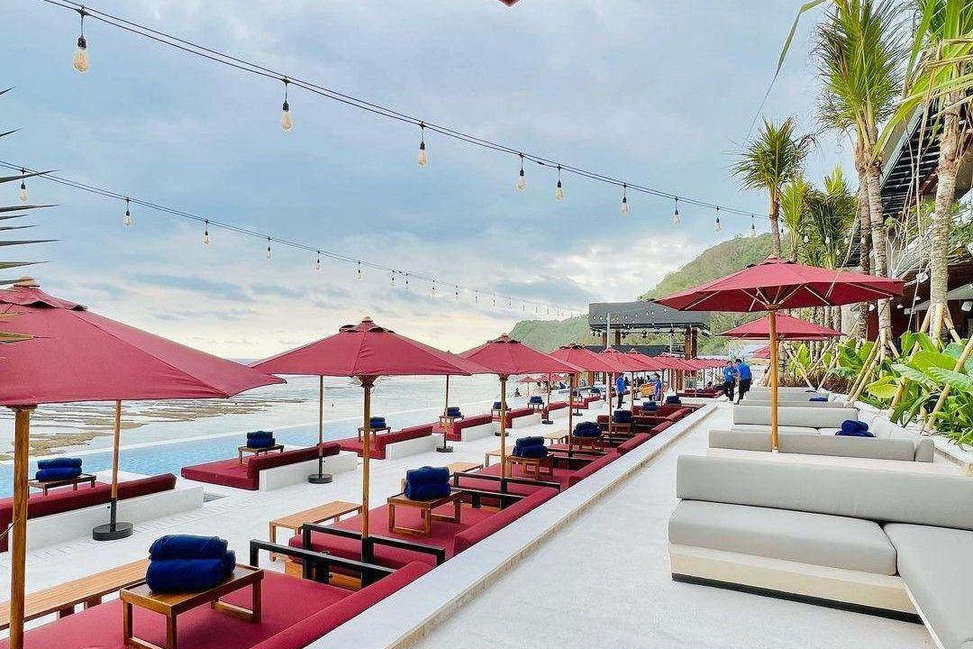 Pantai Melasti: Surga Wisata di Bali (melastibeach.official Instagram)