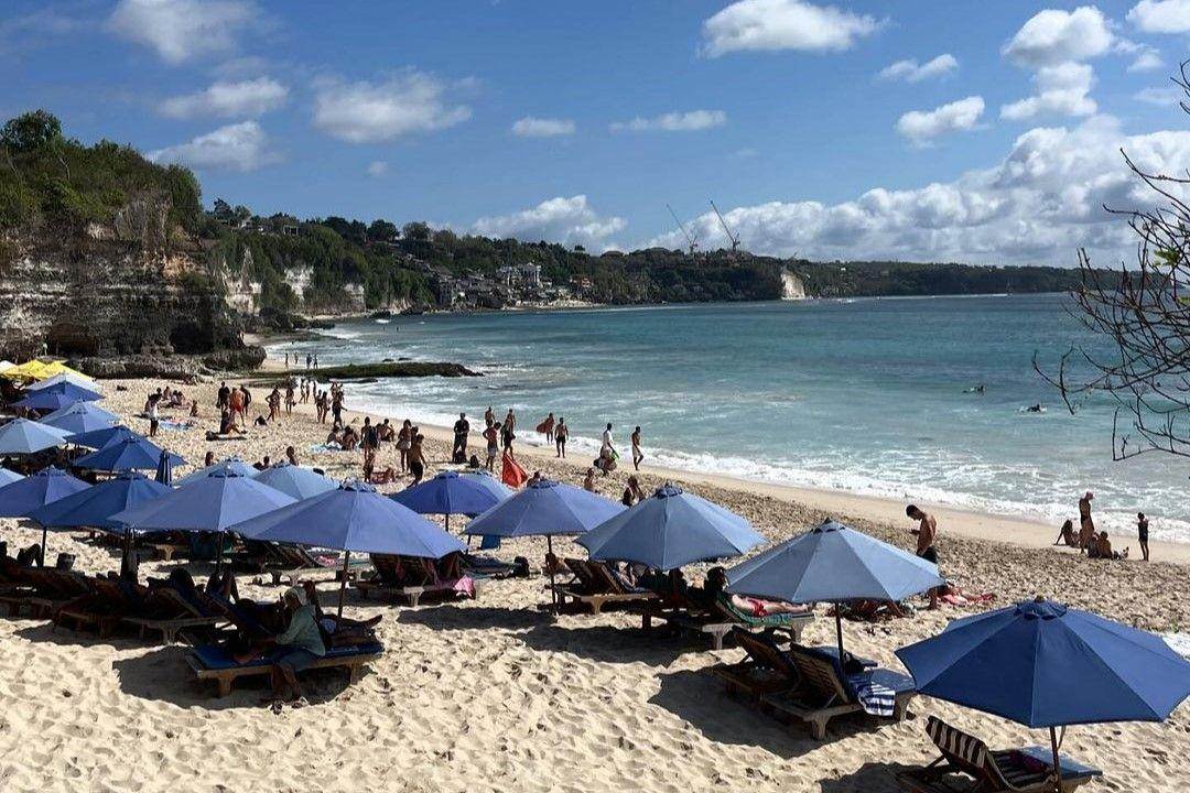 Pantai Dreamland Bali: Tempat Wisata untuk Surfing ( hollybaldwin88 Instagram)
