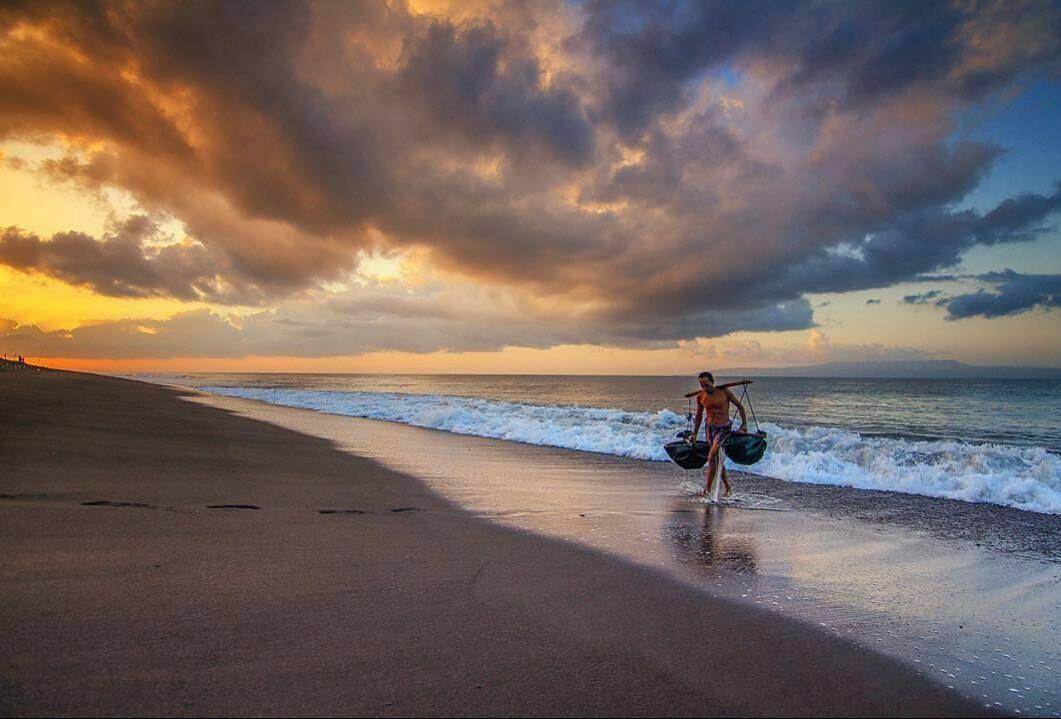 Daya Tarik Pantai Kusamba ( gintingefraim Instagram)