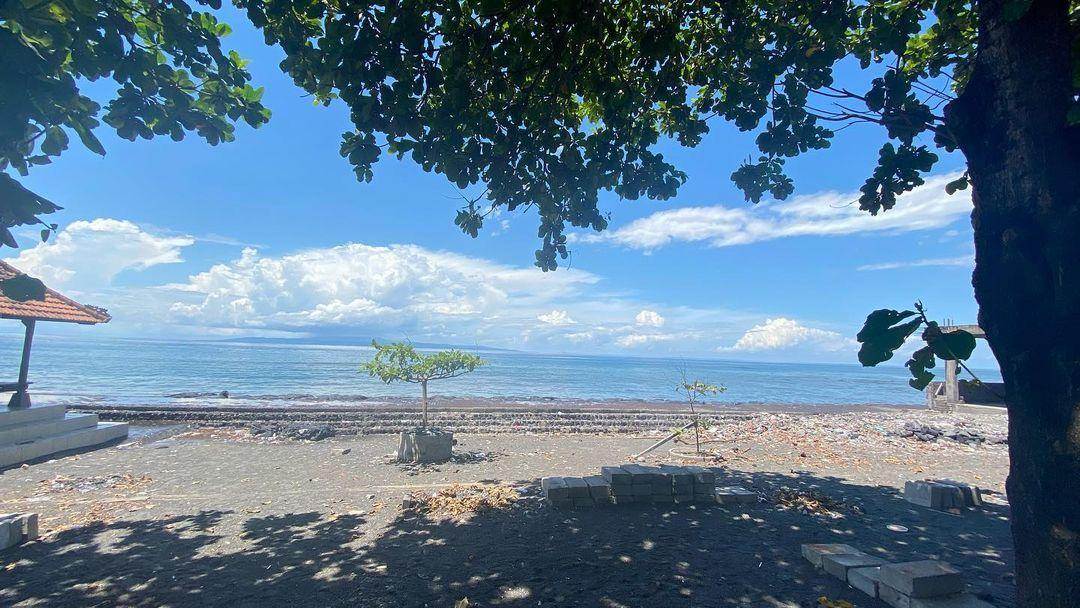 Pantai Lebih Gianyar Bali ( arieprawirantini Instagram)