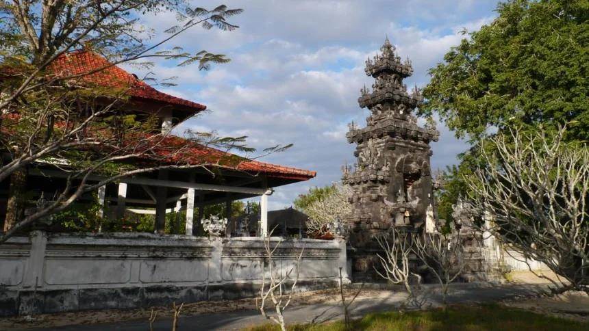 Daya Tarik Utama Pura Sakenan (podiumnews.com)