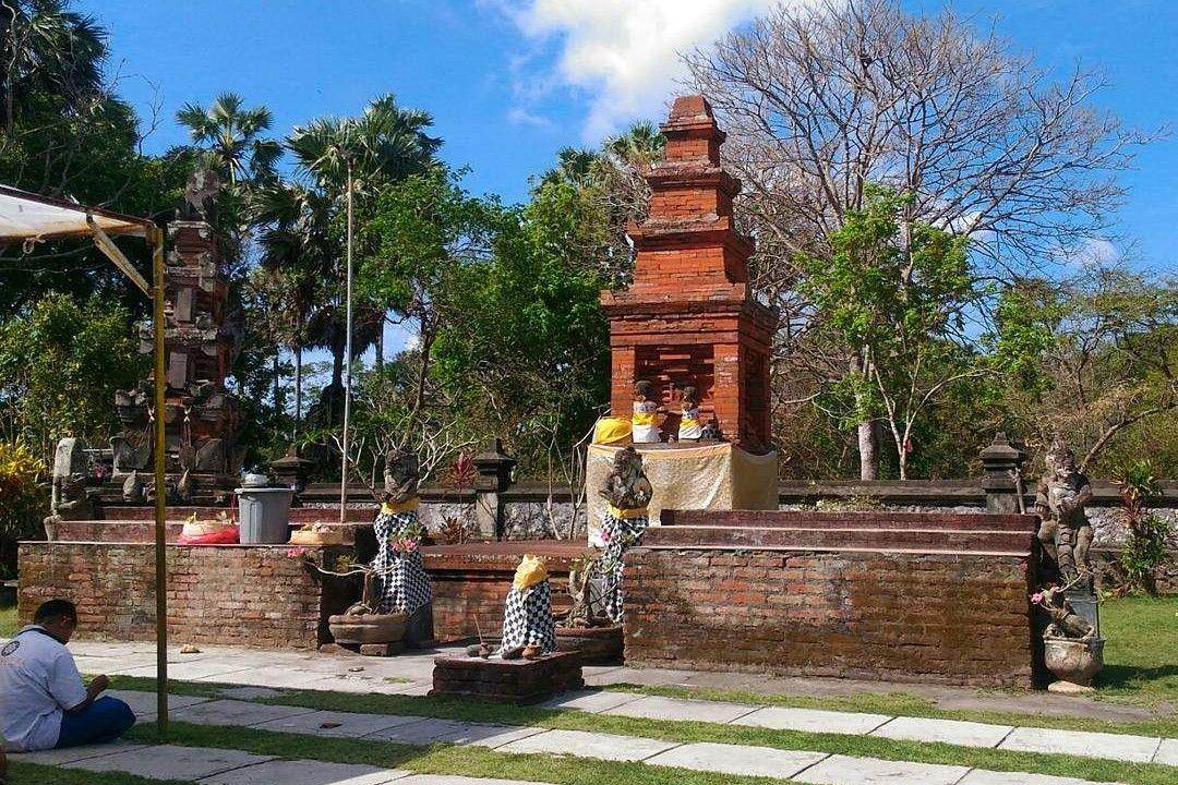 Pura Bakungan Bali ( kartikaspur  Instagram)