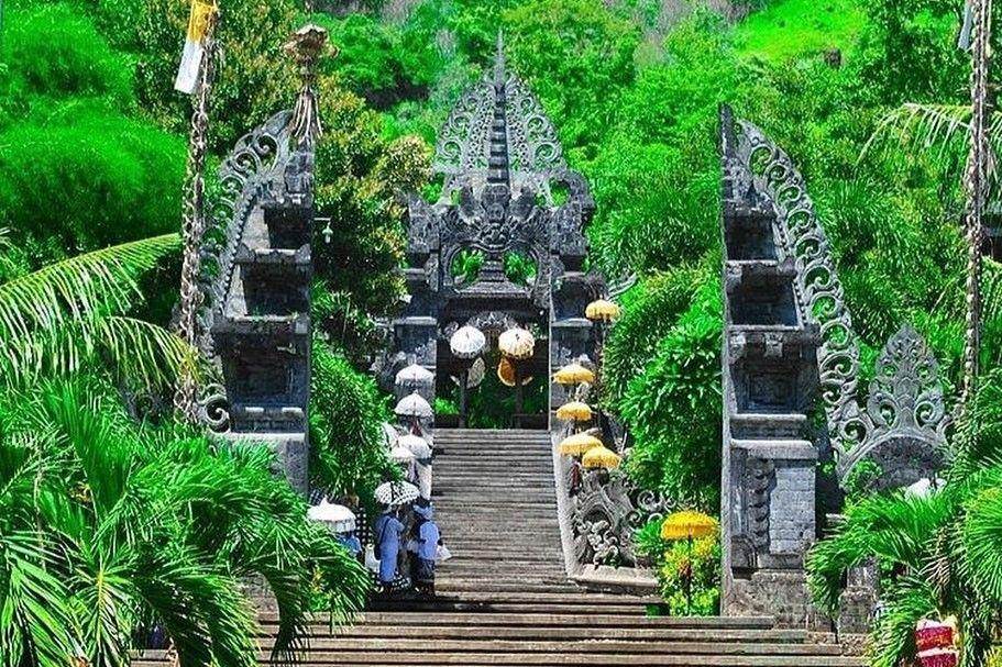 Pura Agung Pulaki Bali ( denpasar_masakini Instagram)