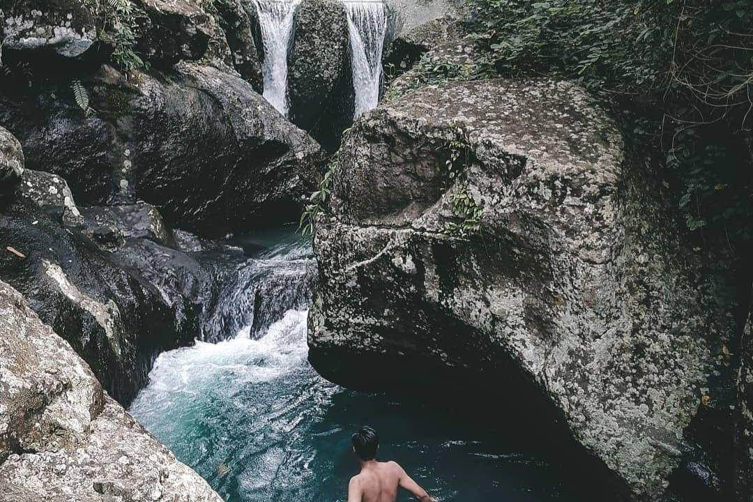Air Terjun Batu Belah: Wisata Unik dan Alami di Bali ( apriwijayaaa_  Instagram)