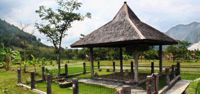 Batu Tulis Huludayeuh Cirebon (Paket Wisata Cirebon)