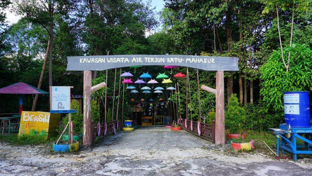 Daya Tarik Utama Air Terjun Batu Mahasur ( seputarkualakurun Instagram)