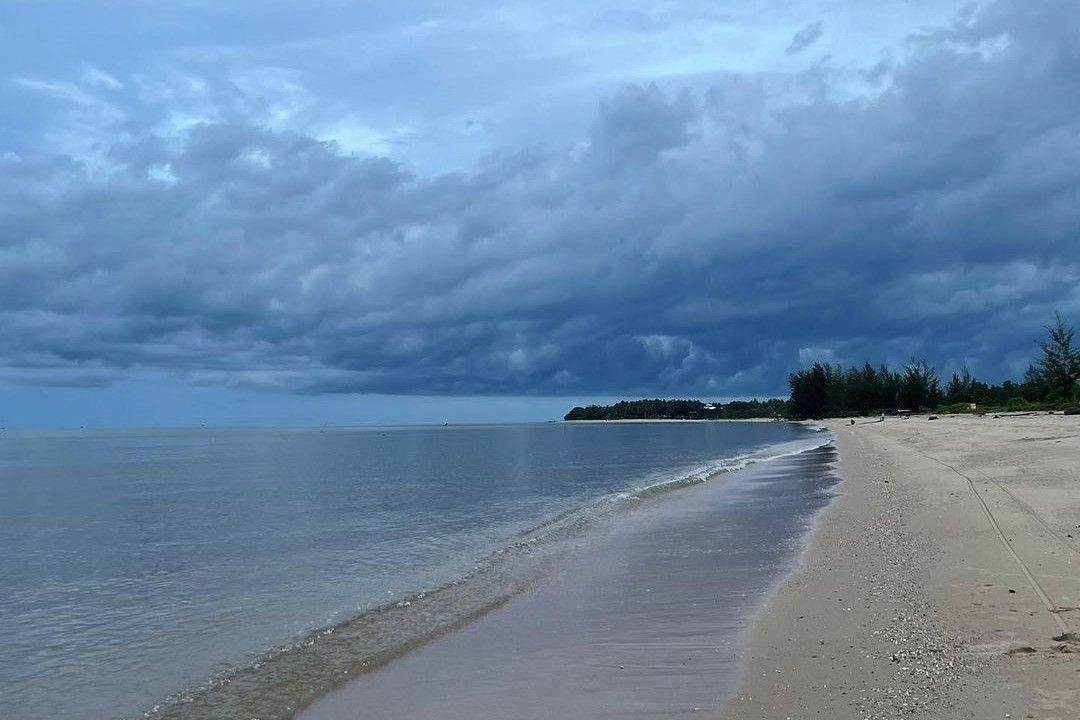 Pantai Tanah Kuning: Harga Tiket, Daya Tarik, Jam Buka ( i_n_cloud  Instagram)