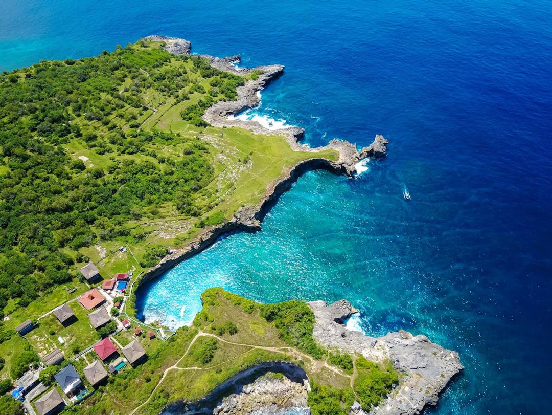Nusa Ceningan: Destinasi Wisata Bahari yang Eksotis di Bali ( Joel Vodell Unsplash)