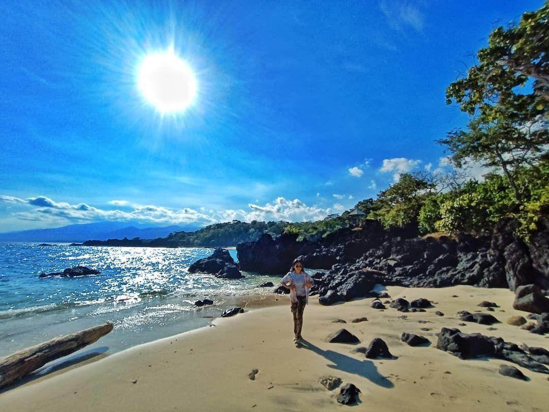 Daya Tarik Pantai Watotena ( ribkalntky Instagram)