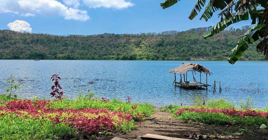 Danau Asmara Flores ( hiphilla Instagram)