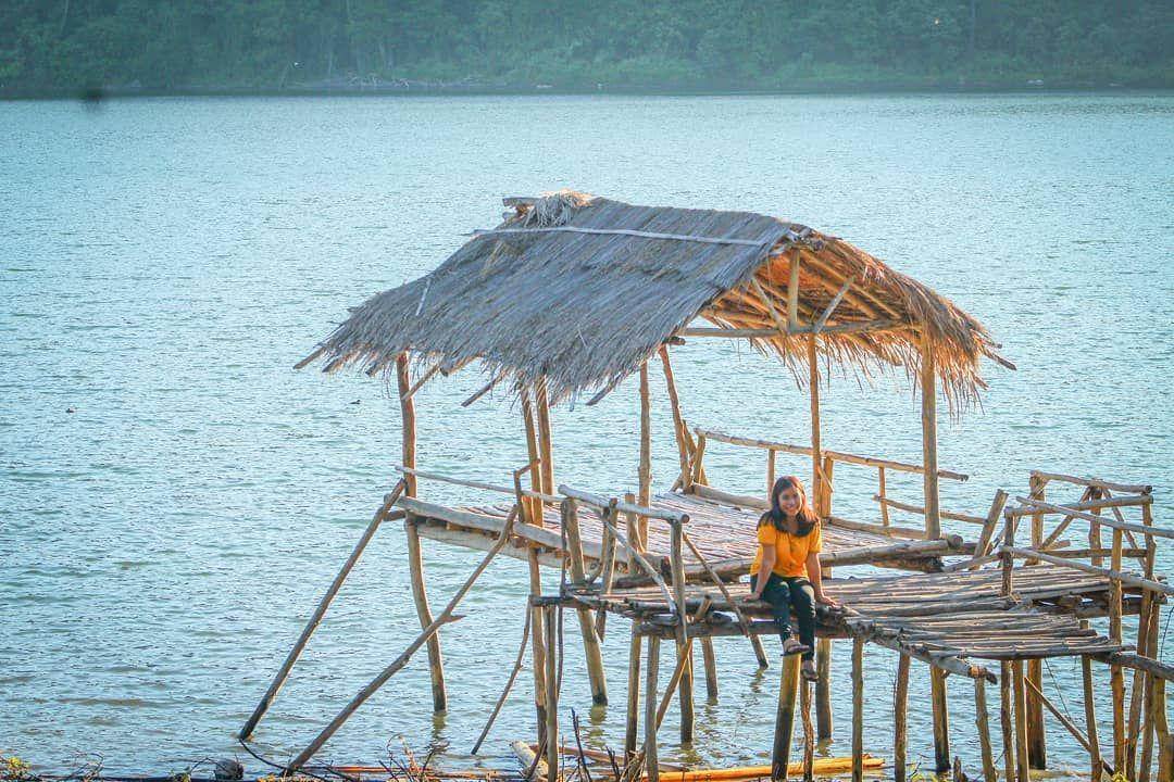 Danau Asmara Flores ( atrisriantoby___ Instagram)
