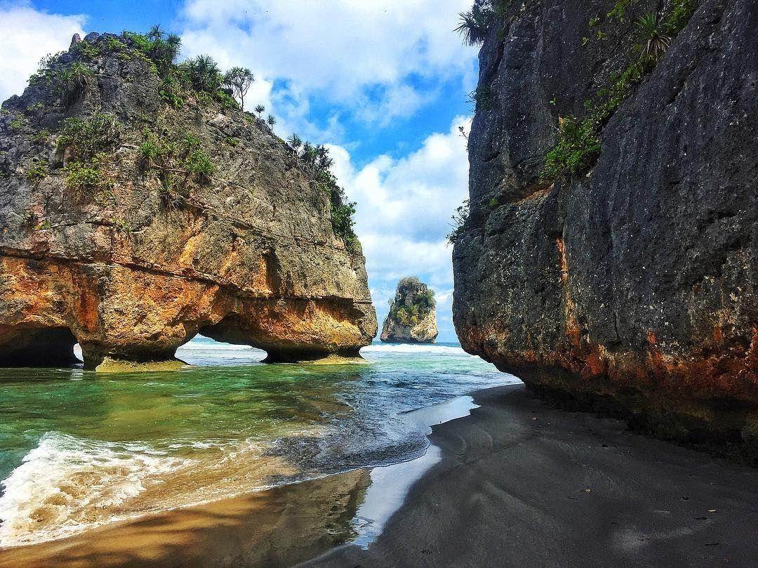 Pantai Watu Maladong: Tiket, Daya Tarik, Lokasi, Jam Buka ( tyasukamto  Instagram)