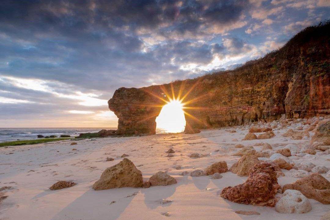Pantai Mbawana Sumba: Harga Tiket, Daya Tarik, Jam Buka ( radenrauf Instagram)