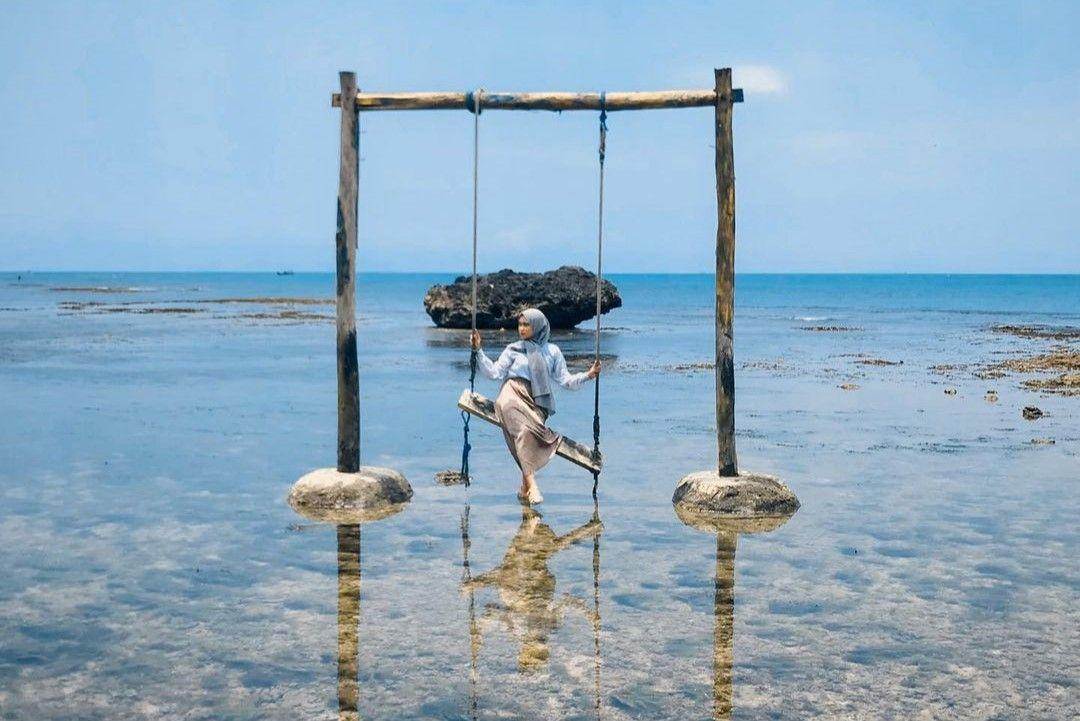 Pantai Carita Banten: Wisata Eksotis dengan Wahana Menarik ( larasramadhania  Instagram)
