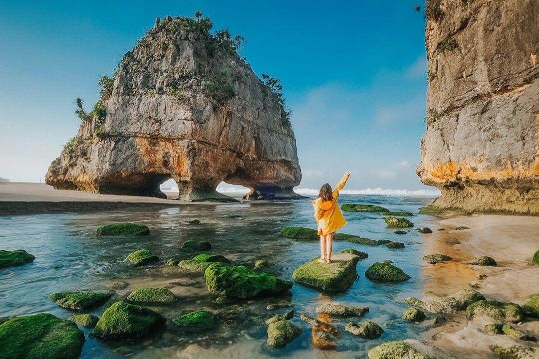 Pantai Watu Maladong: Keindahan Tebing Karang di Sumba ( explore.sumba  Instagram)