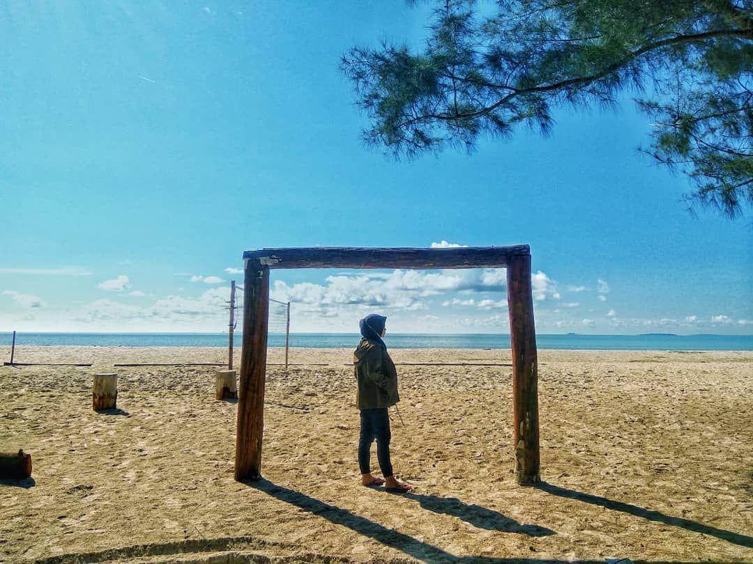 Daya Tarik Utama Pantai Tanjung Pendam ( zhaaahr  Instagram)