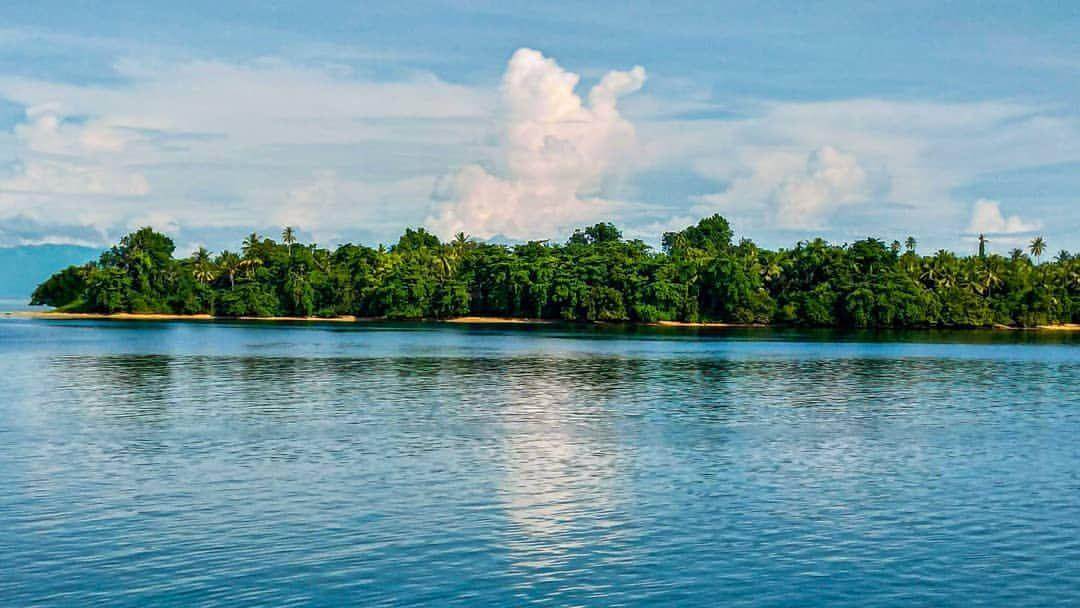Pantai Luari Halmahera ( albytama Instagram)