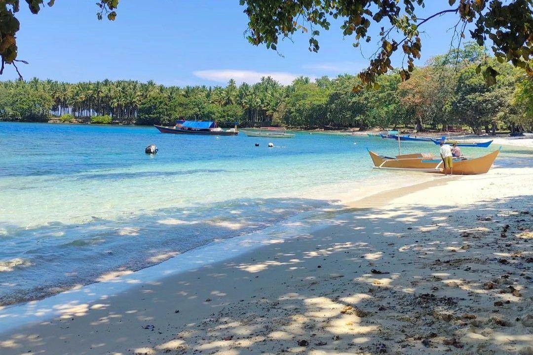 Pantai Luari Halmahera ( rezabatara77 Instagram)