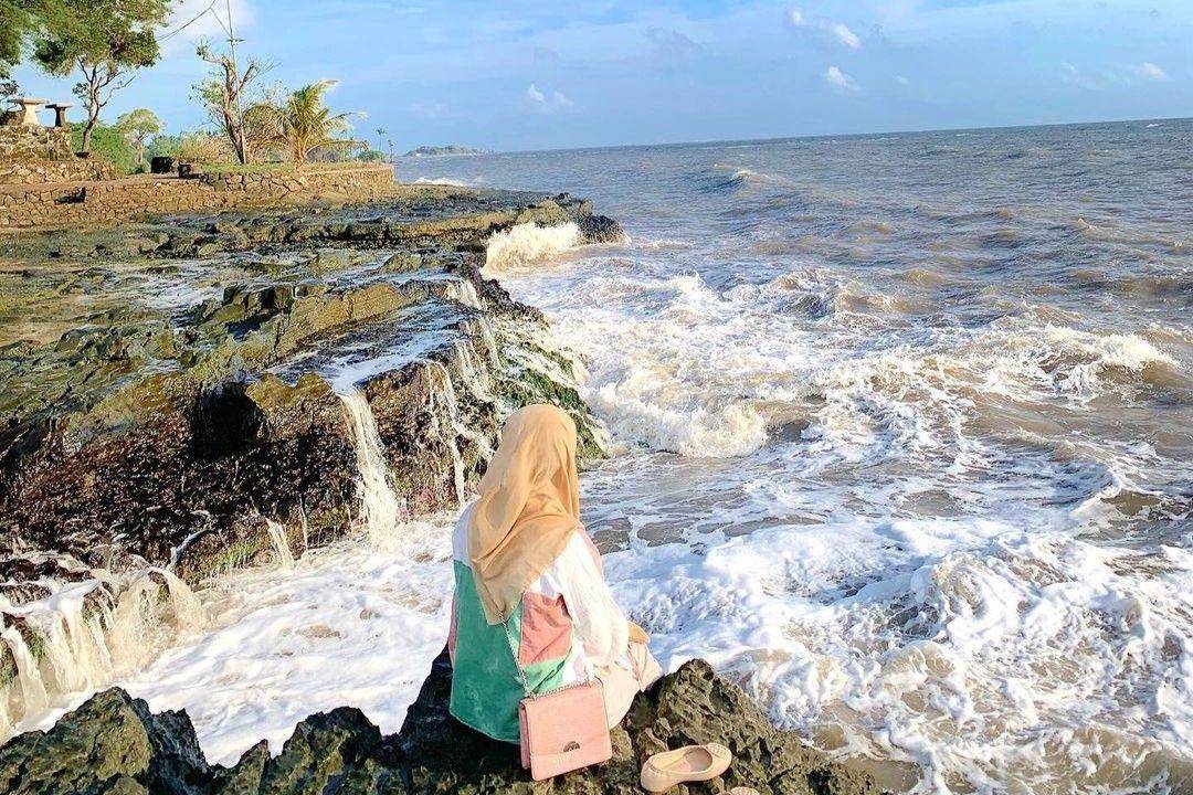 Pantai Punaga Makassar ( irnawatiibrahim__ Instagram)