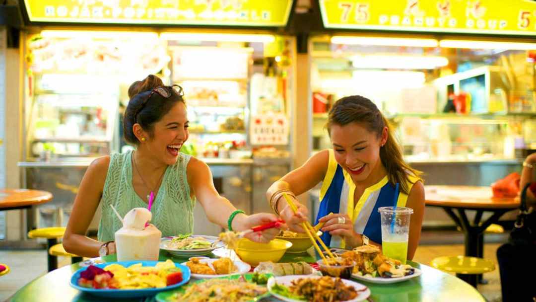 Lokasi Crazy Rich Asians: food court kaki lima Hawker.