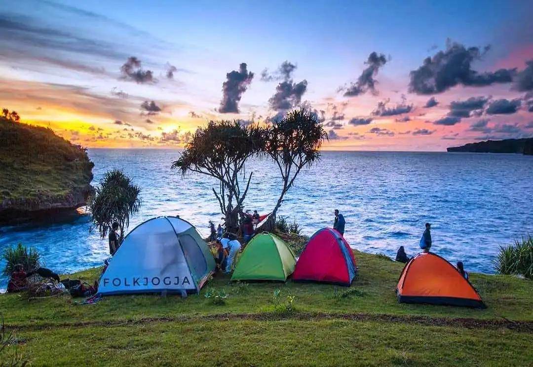 Pantai Kesirat: Tebing Karang dan Spot Camping di Gunung Kidul