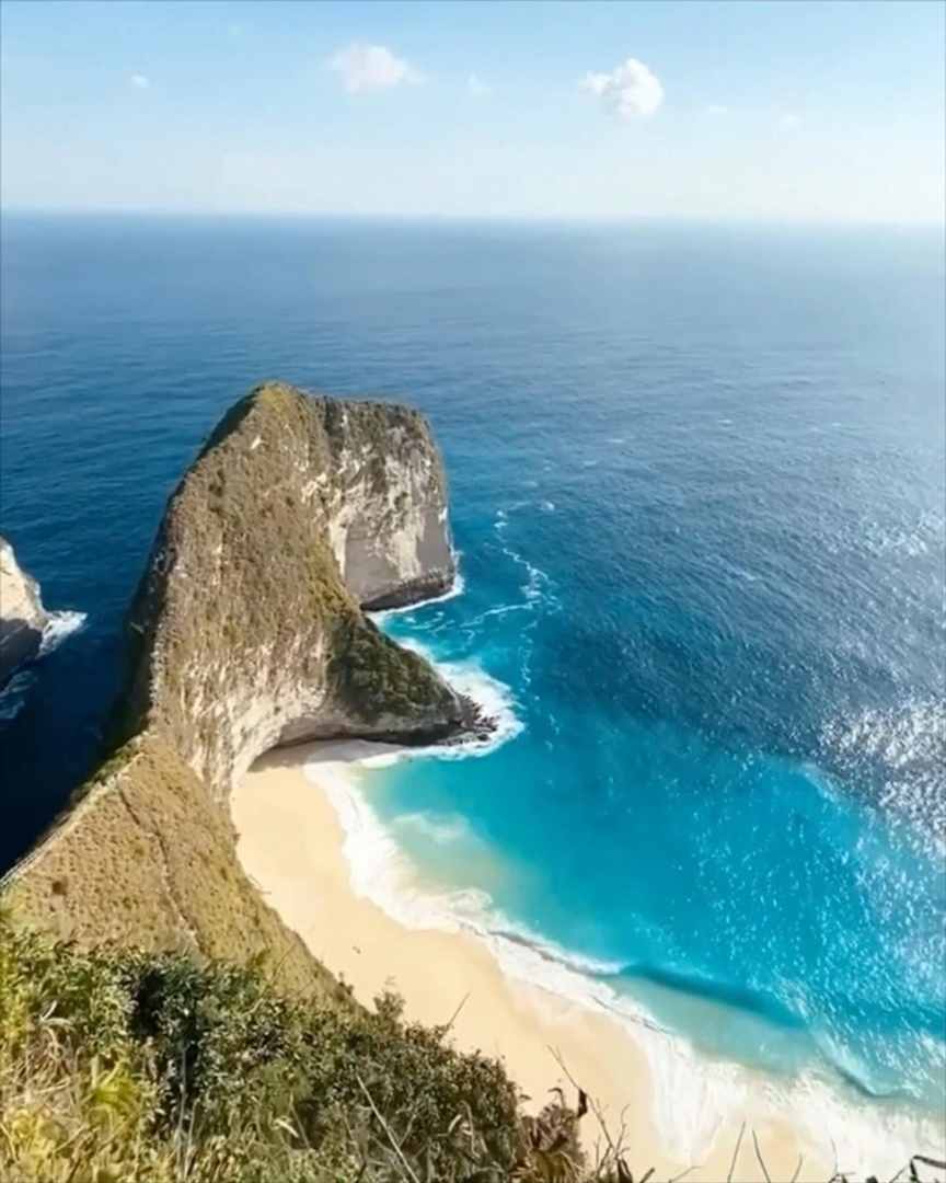 Indahnya lanskap dan perairan di Nusa Penida, Bali