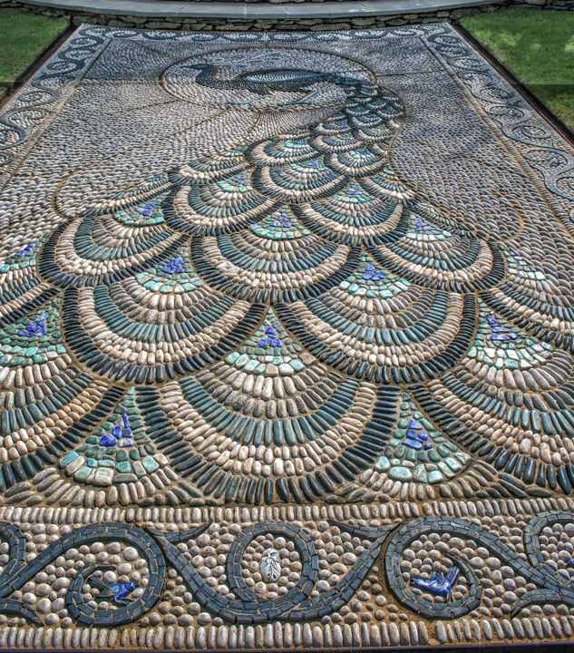 Detail ukiran batuan burung merak di Victorian Aviary Garden