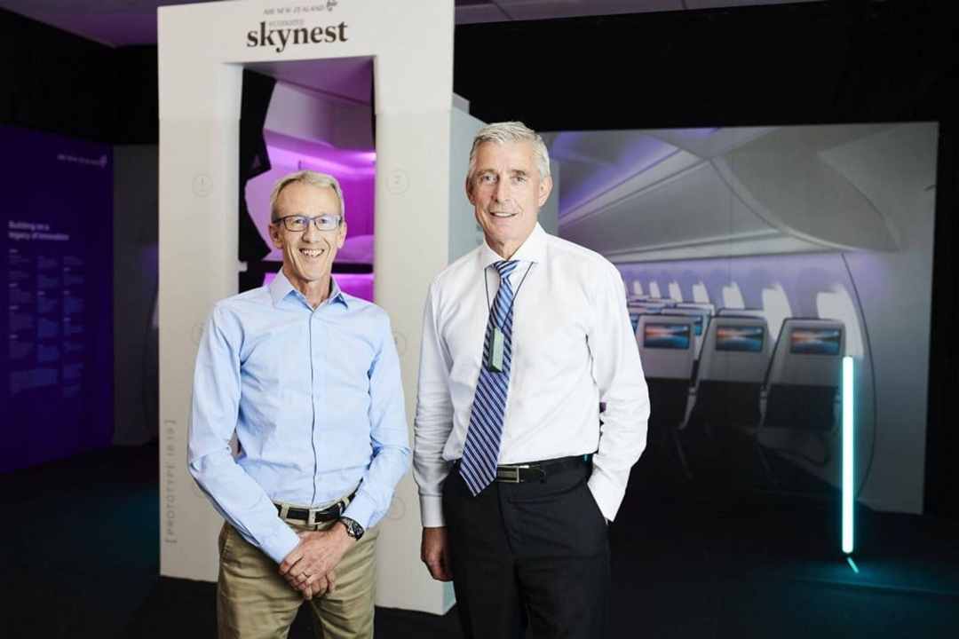 Kerry Reeves dan Mike Tod mempresentasikan Skynest, inovasi terbaru dari Air New Zealand.