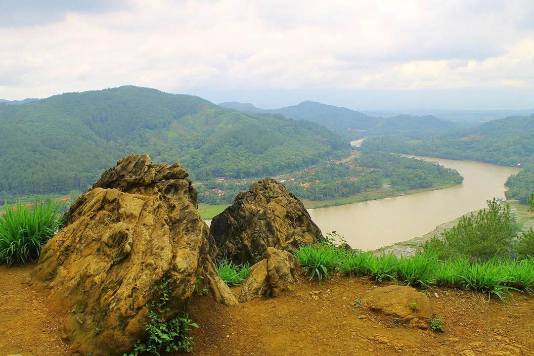 Jam Buka dan Harga Tiket Bukit Watu Meja