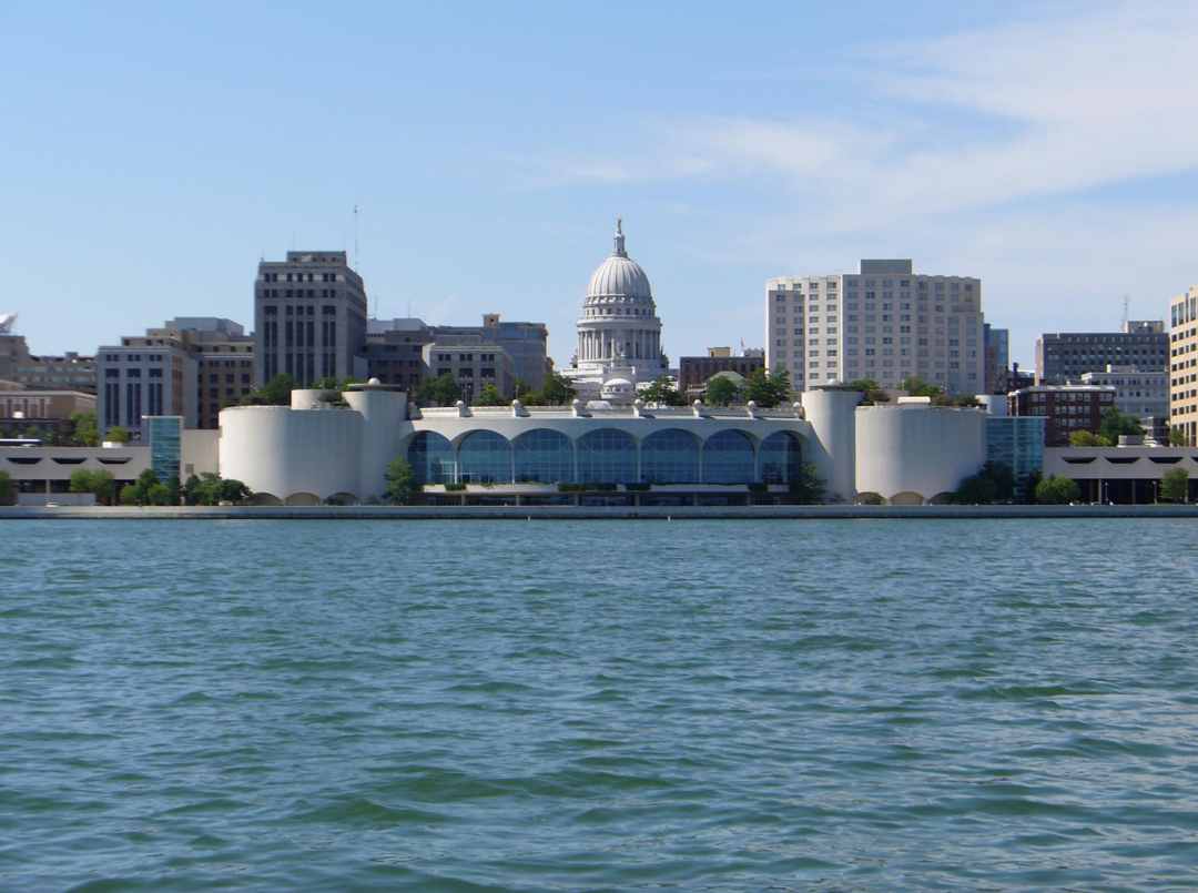 Danau Monona menghiasi cakrawala kota Madison, Wisconsin / Wikipedia