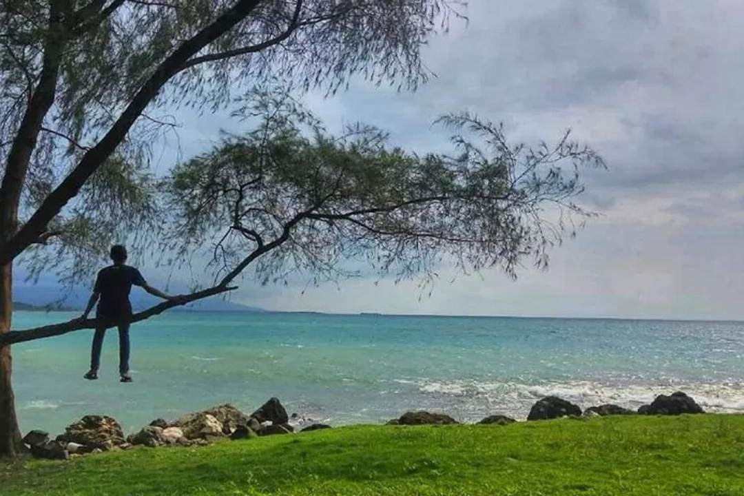 Jam Buka dan Harga Tiket Pantai Bugel
