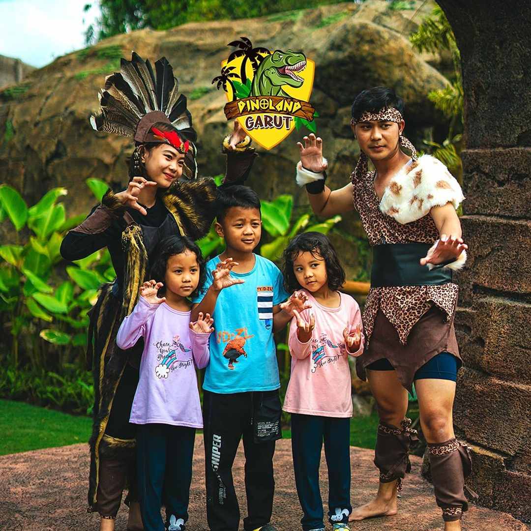 Foto dengan Mr. Dino dan Ms. Dini / garutdinoland