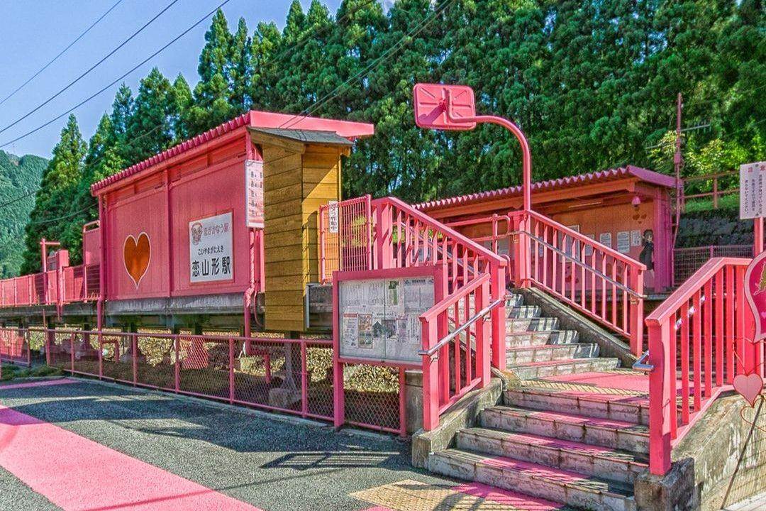Romance at Koi-Yamagata Station, a Unique Love Station ( jp_sonz Instagram)