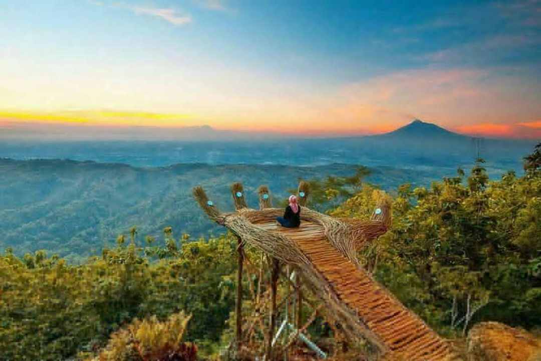 Sightseeing post in Hutan Pinus Mangunan / alodiatour.com