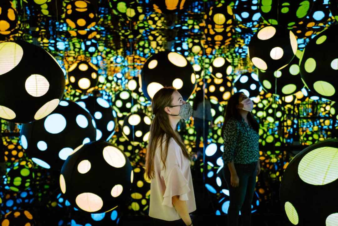 Salah satu instalasi seni infinity room karya Yayoi Kusama / Hirshorn Museum