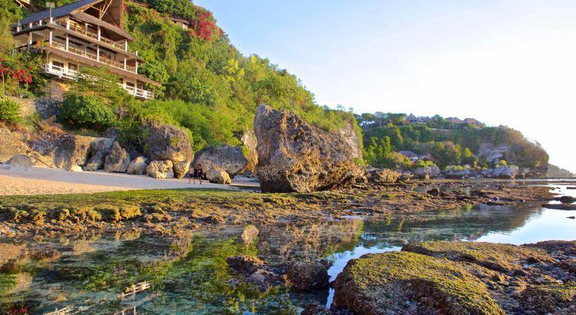 Daya Tarik Utama Pantai Bingin