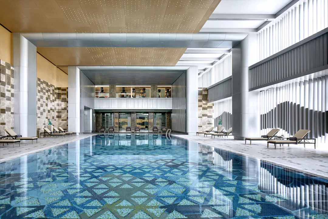 Kolam renang di hotel bandara Cordis, Beijing Capital Airport by Langham